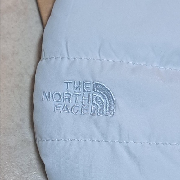 The North Face Littles Mossbud Swirl reversible mittens in a light blue color - Picture 2 of 10